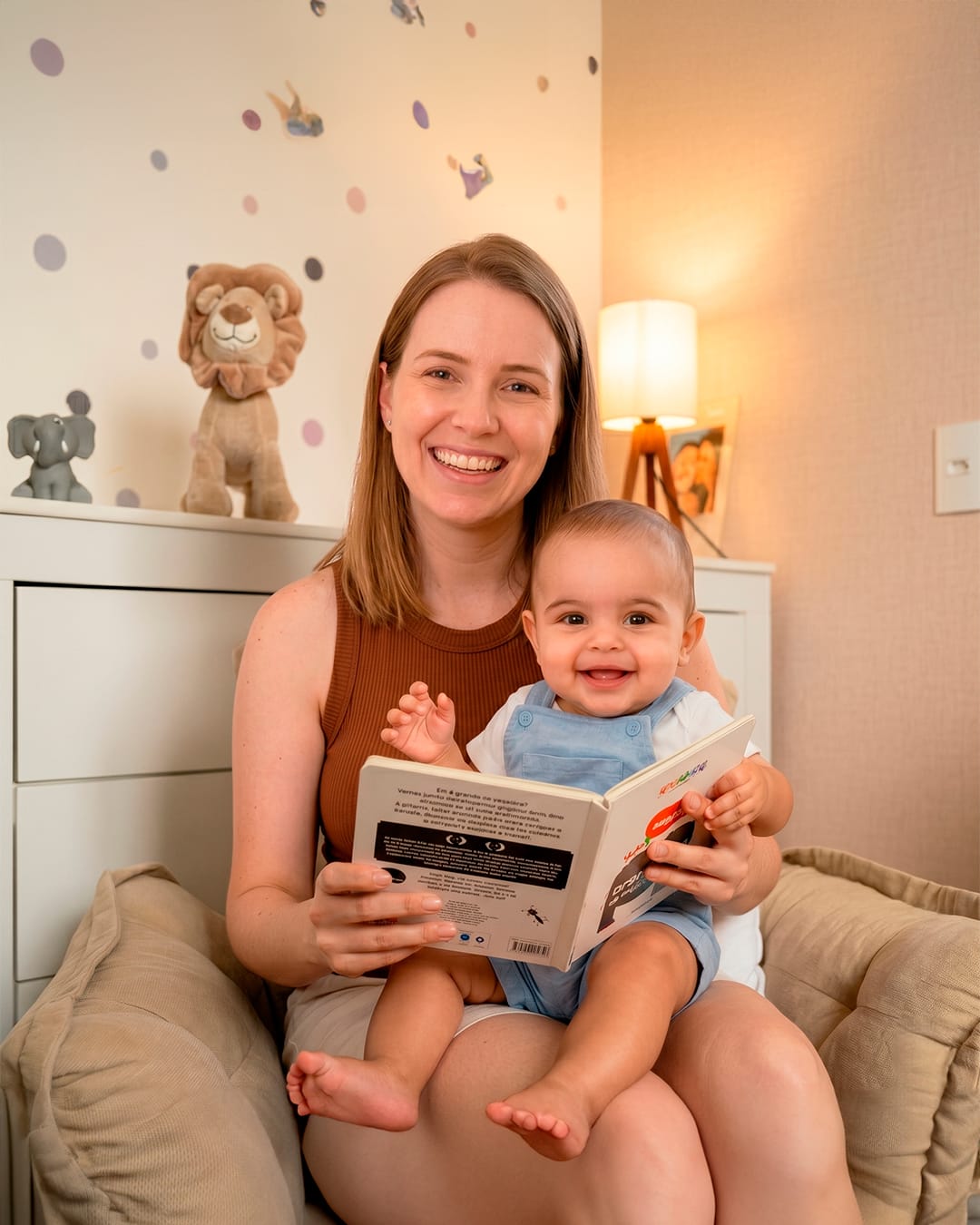 Mãe brasileira sorrindo com seu bebê